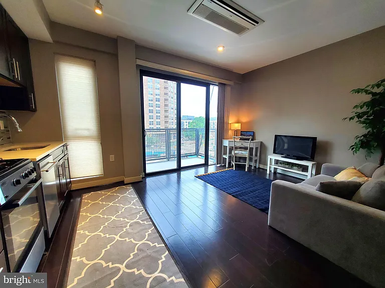 1320 Fenwick Ln #305 — Photo 8