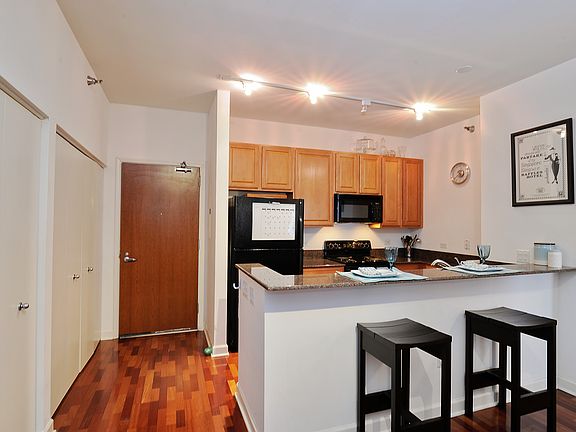 4th image of 1322 S Prairie Ave Unit G60