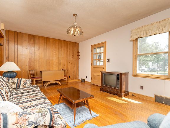 3rd image of 102 5th St NE