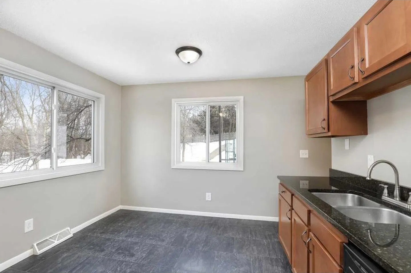 Beautiful 3Bed 2Bath End-Unit Townhome in Maplewood — Photo 4