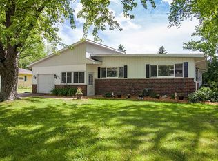 1105 Lily Rd, Oconomowoc, WI 53066