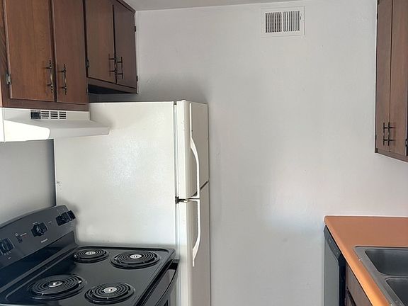 2nd image of 207 Lovelace Dr #8