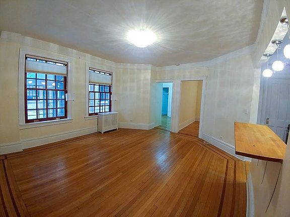 4th image of 527 Cathedral Pkwy #8