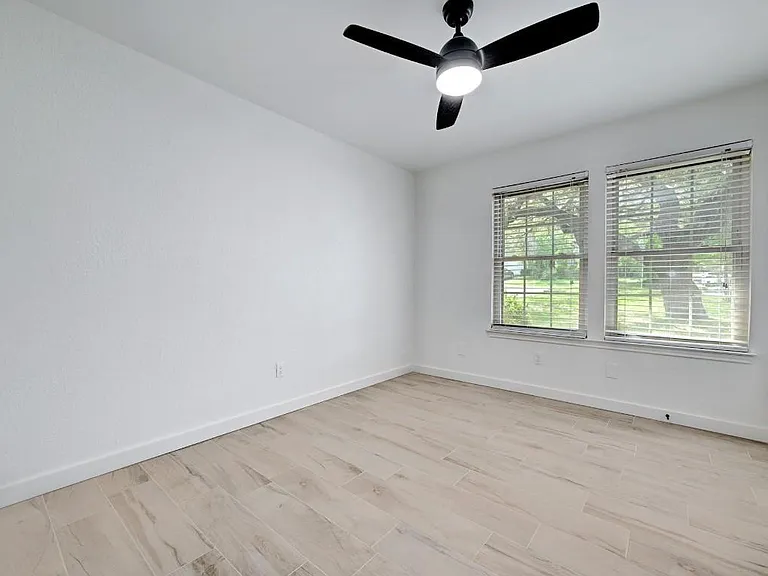 1714 Kimmerling Ln — Photo 25