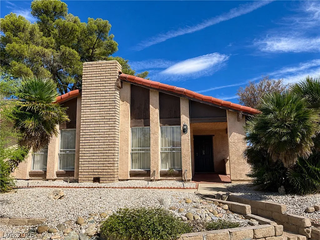 4 bed, 2.0 bath, 1902 sqft, $2,500 — Photo 1