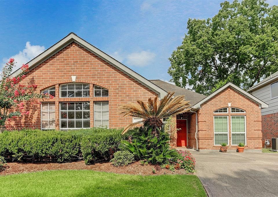 Welcome to 2814 Oak Hill Drive presented by Sara Nguyen