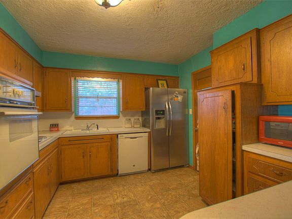 5th image of 713 Hartman Dr