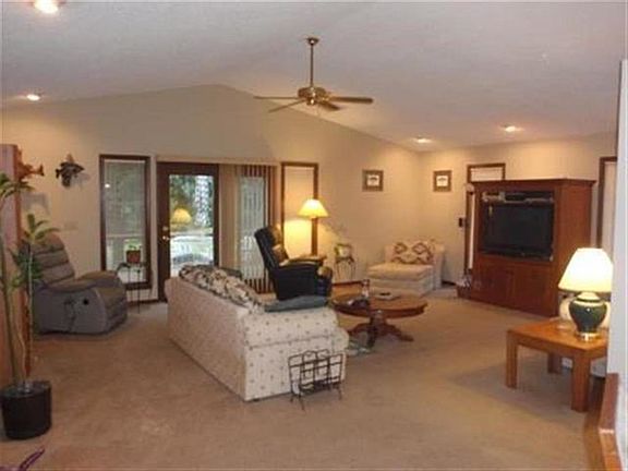 5th image of 575 Green Acres Ln