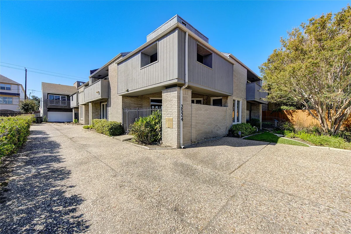 Building Photo - 2524 Nantucket Dr #B