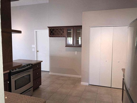 5th image of 207 S Kenwood Ln