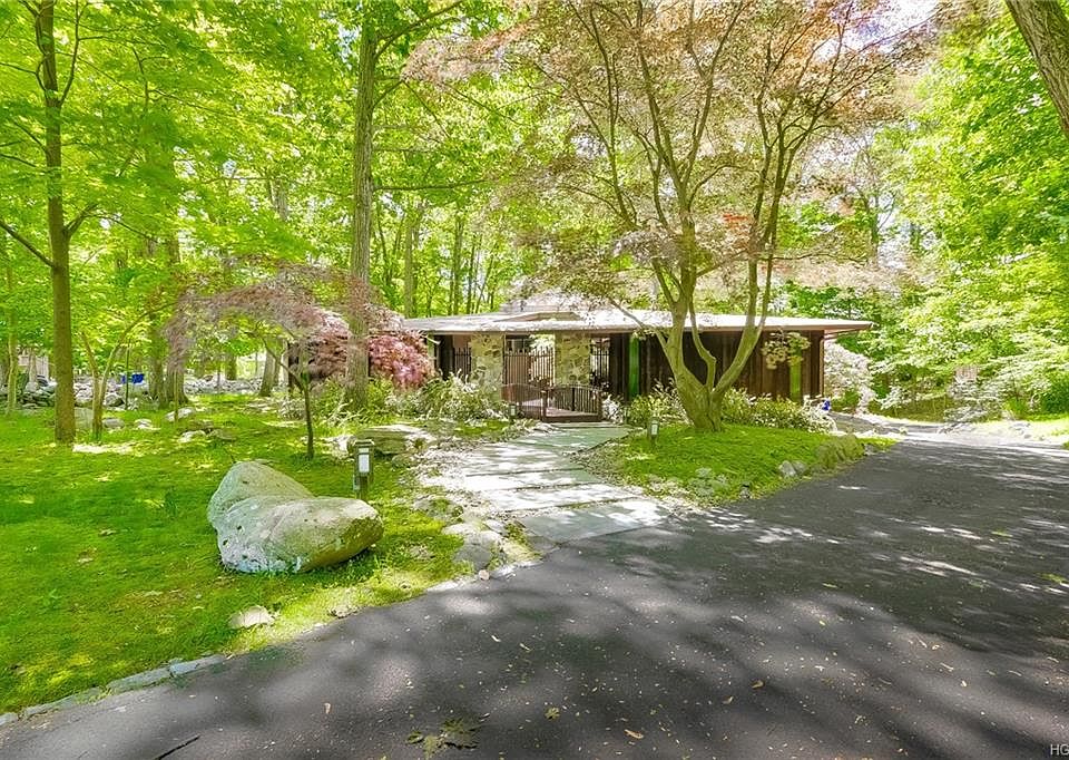 1st image of 6 Aspen Ct
