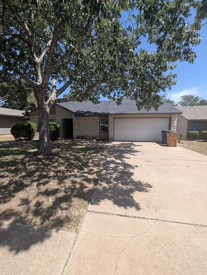 3 bed, 2.0 bath, 1346 sqft, $2,595 — Photo 1