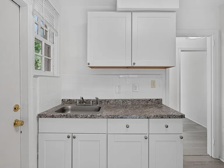 1131 E 53rd St — Photo 11