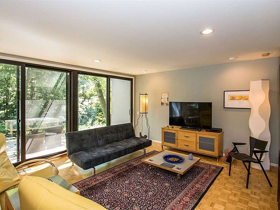 5th image of 422 Lee St