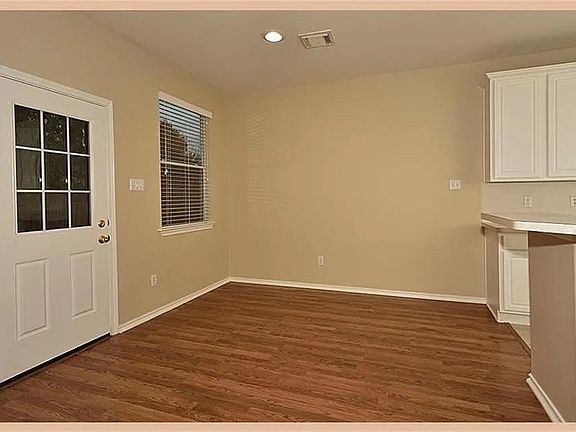 2nd image of 43 Blue Creek Pl