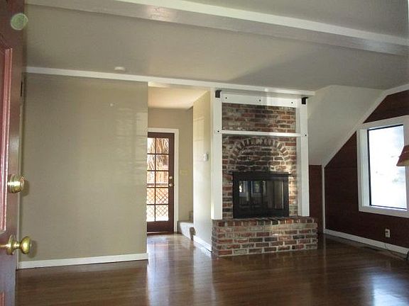 3rd image of 1381 N Catalina St
