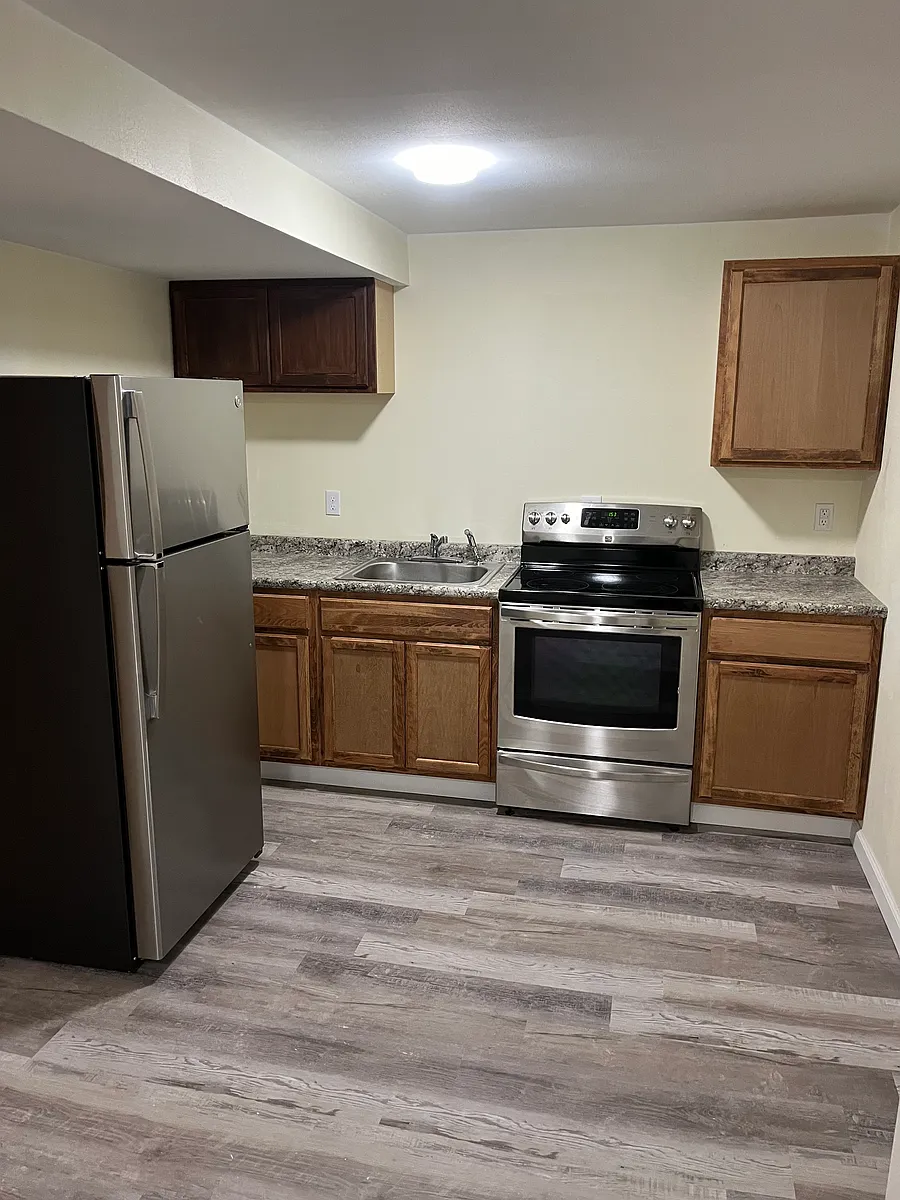 Building Photo - 826 Midland Ave #2