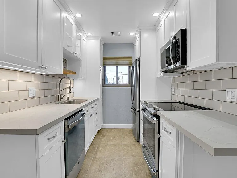 110 E Hillcrest Blvd #216 — Photo 2