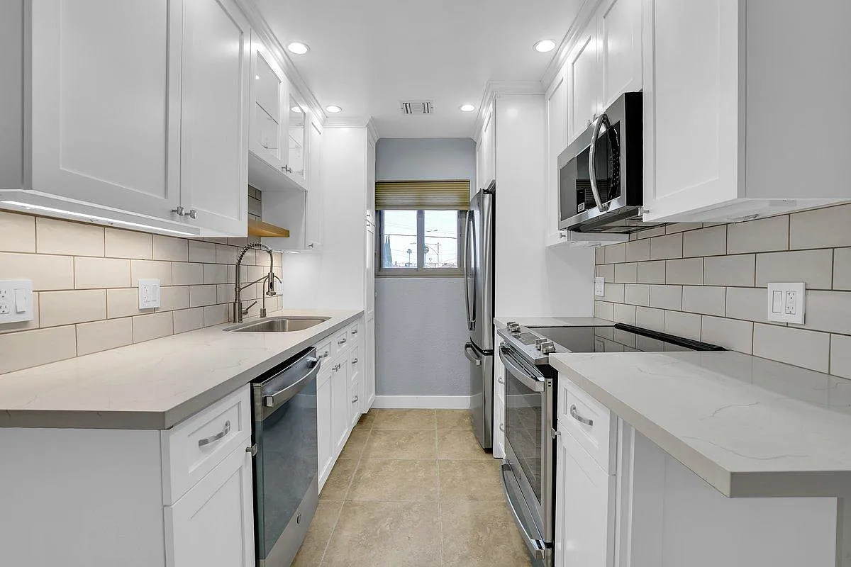 Building Photo - 110 E Hillcrest Blvd #216
