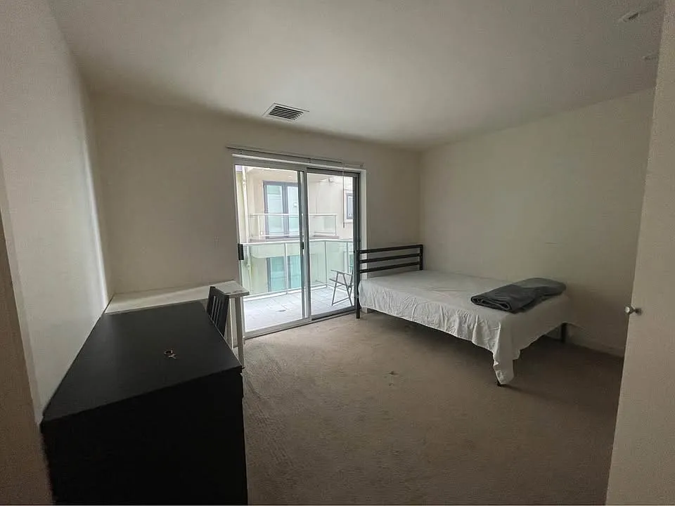 1019 Harbor Ave SW — Photo 3