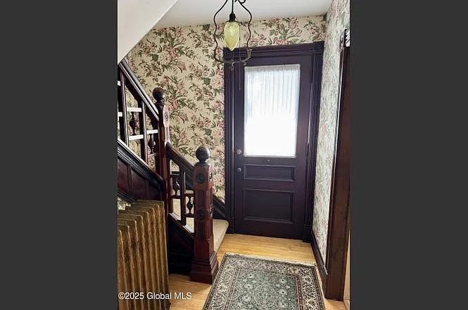 475 Glen St — Photo 9