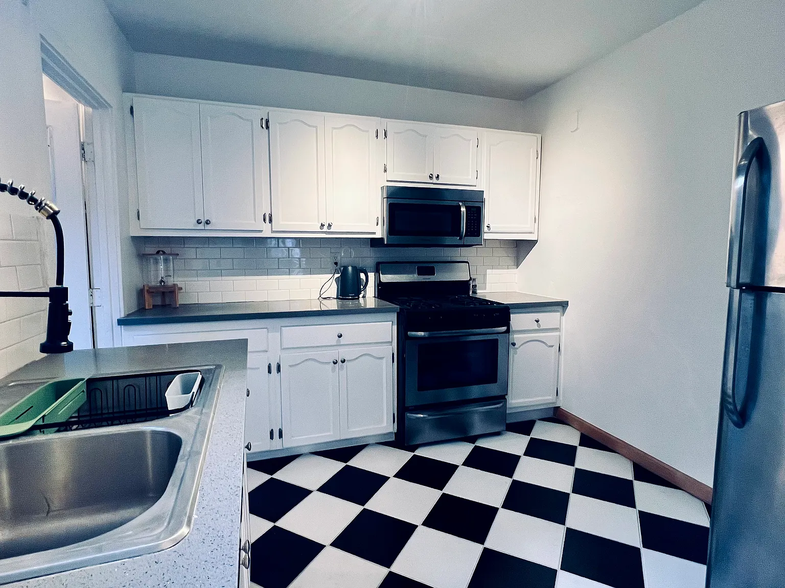 1 bed, 900 sqft, $2,200 — Photo 3