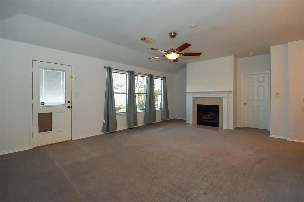 3 bed, 2.0 bath, 1905 sqft, $1,850 — Photo 2