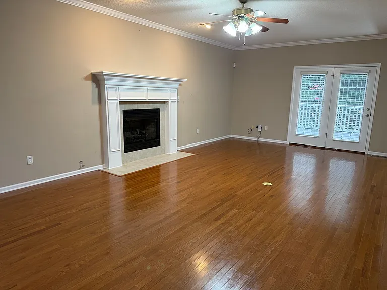 492 Glenshire Ln — Photo 3