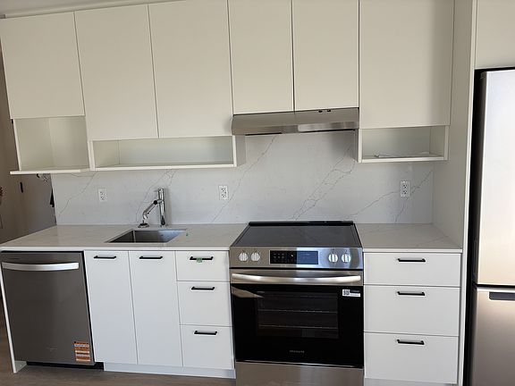 3rd image of 206 King St W #907
