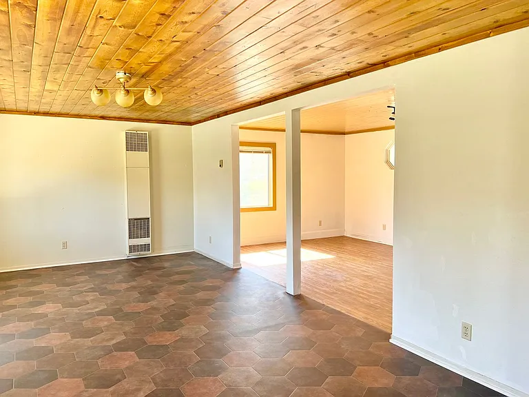 16420 Huron Dr — Photo 25