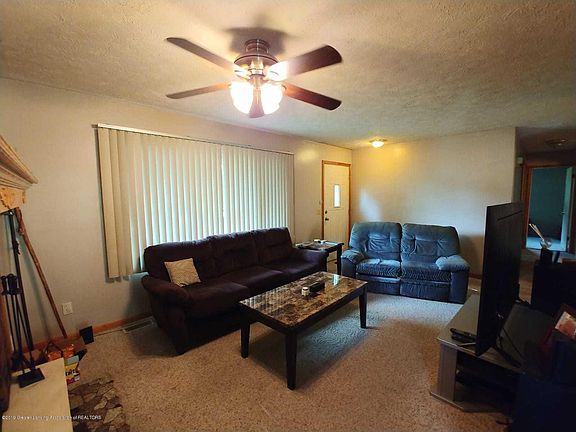 4th image of 835 Warner Ave