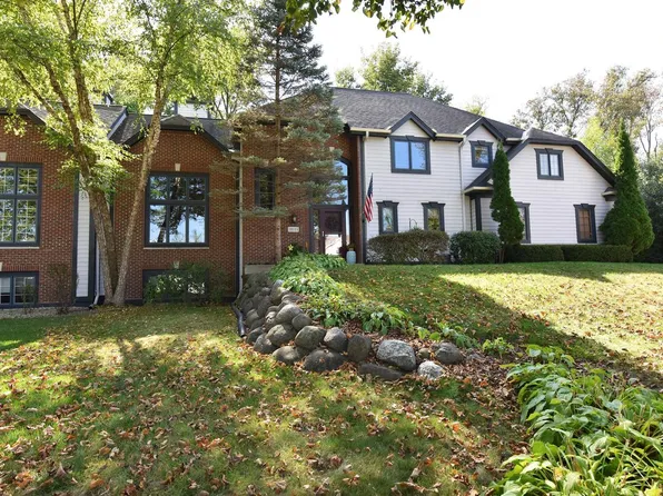 19125 HiView DRIVE, Brookfield, WI 53045