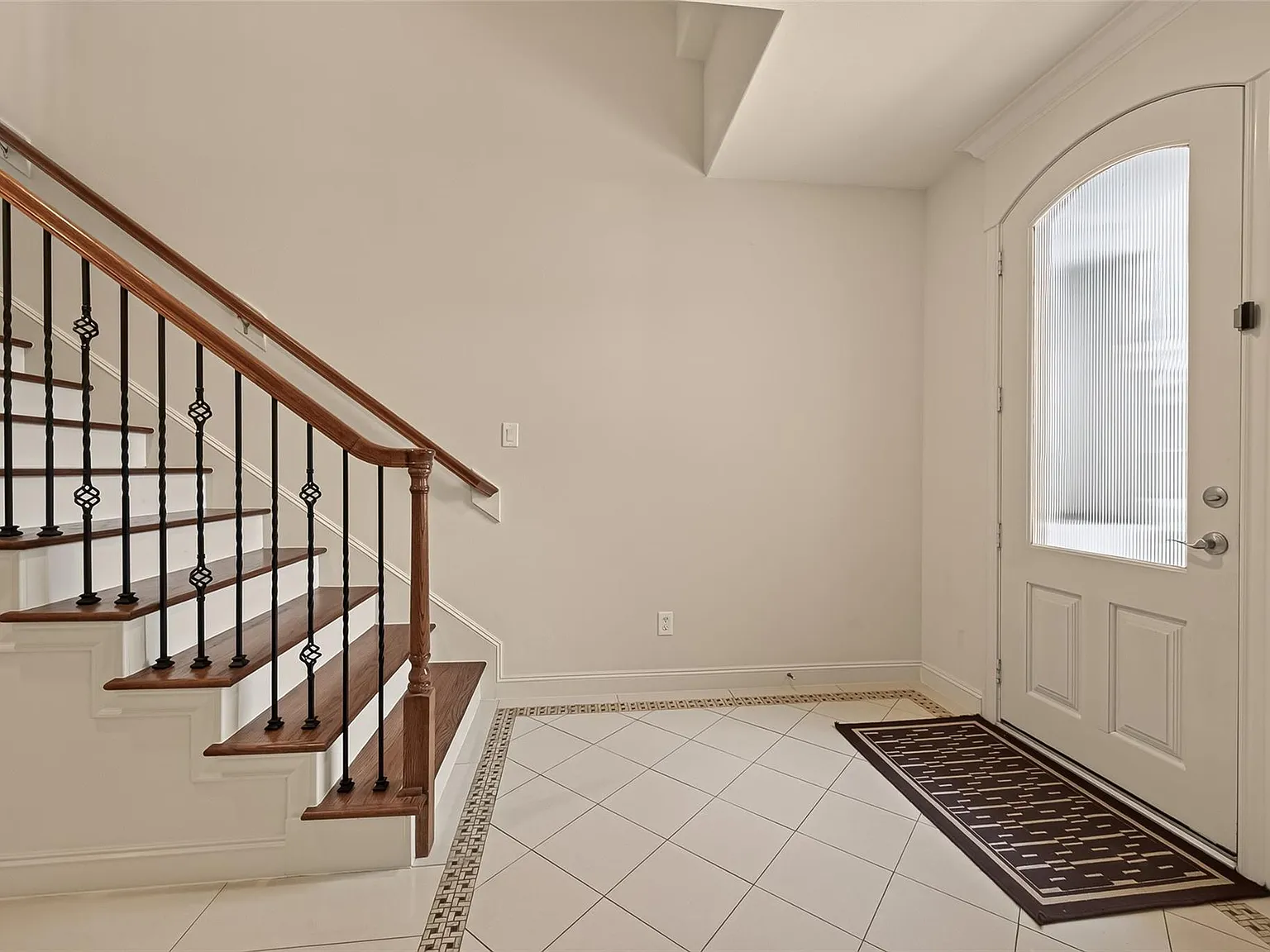 3 bed, 3.5 bath, 2176 sqft, $3,200 — Photo 3