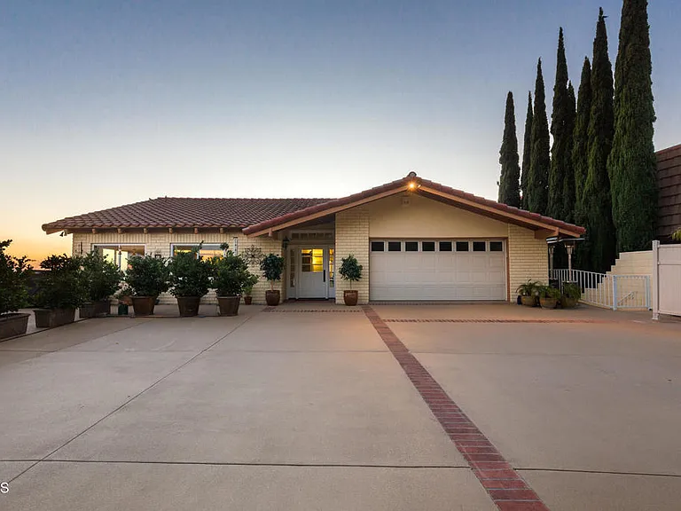 1234 E Tujunga Ave — Photo 56