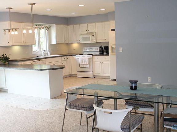 5th image of 215 Lilac Ln