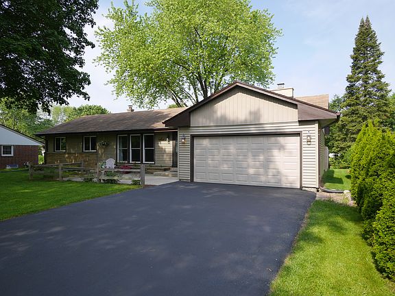 Well-kept and 2 car garage!