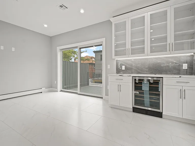 61 Lawton Ave #B — Photo 7