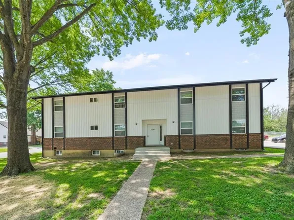 2201 Twin Oaks Dr, Harrisonville, MO 64701