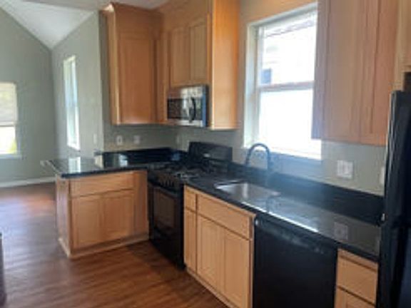3rd image of 4360 SE Harborton St