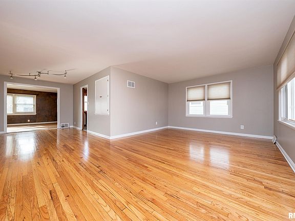 5th image of 414 W Richwoods Blvd