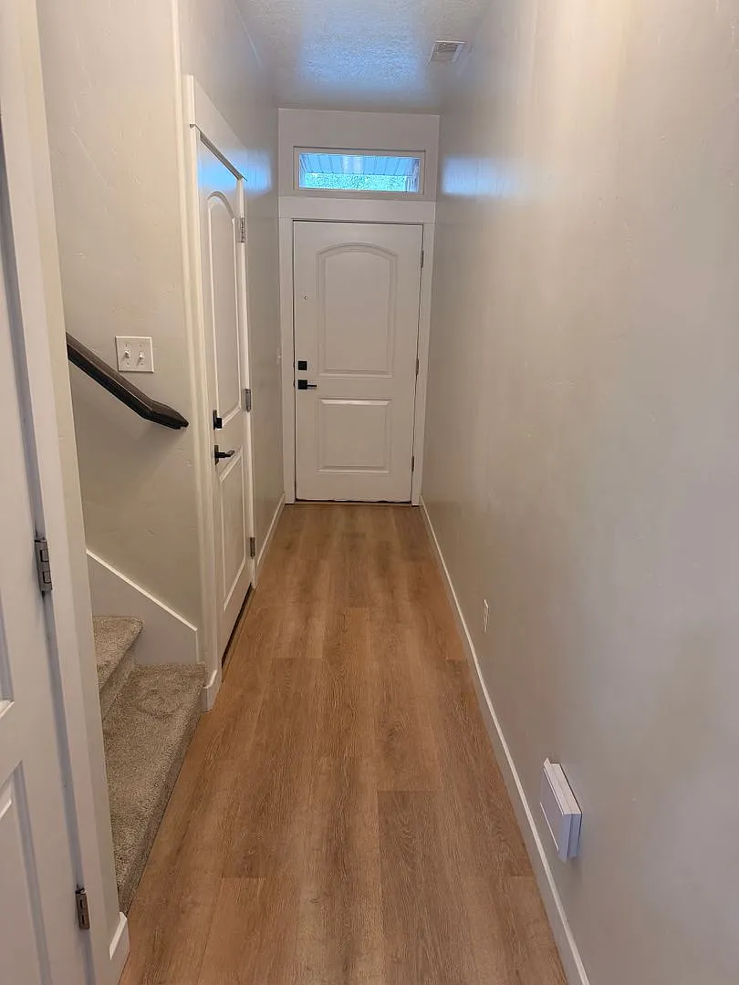 Cozy 3 bedroom 2.5 Bathroom Townhome — Photo 2