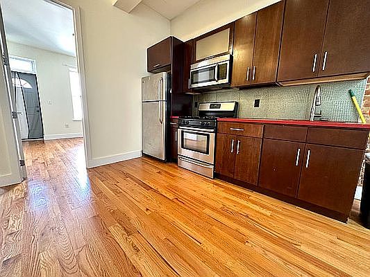 4th image of 591 Franklin Ave #2