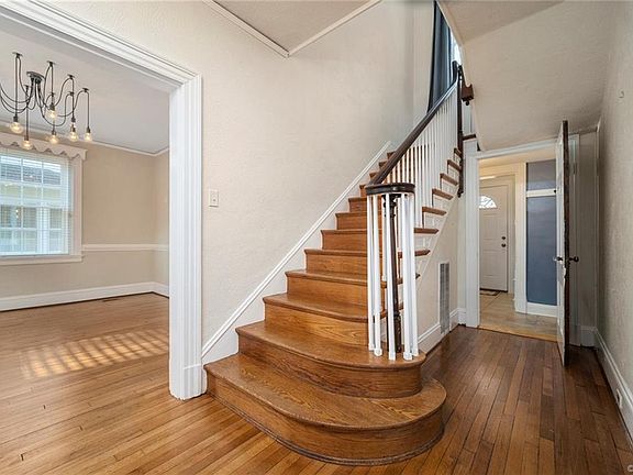 4th image of 1018 W 46th St