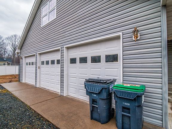 4th image of 26 Lake Dr