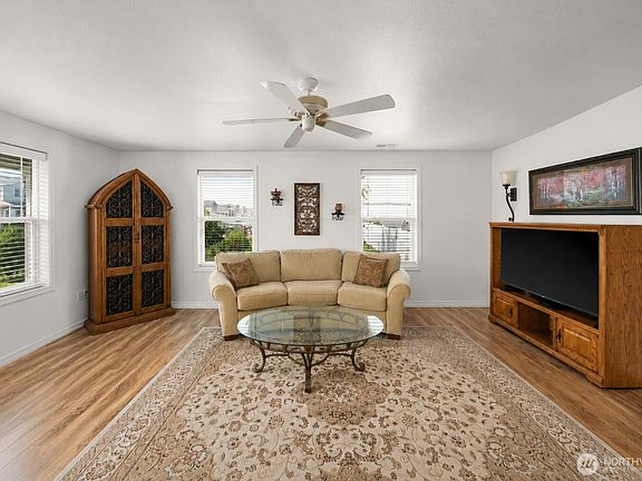 5th image of 808 Willow Avenue NE