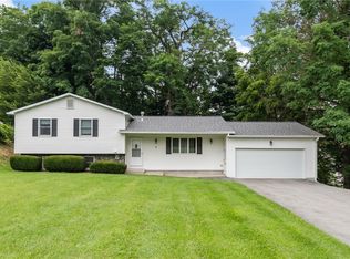 2 Sunset Dr, Lyons, NY 14489
