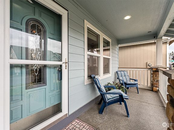 Cozy front porch.>