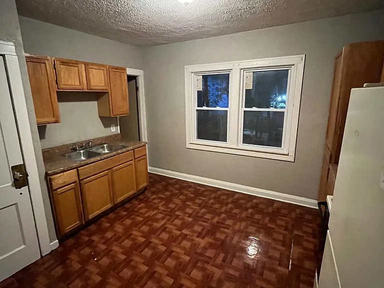 2821 W Concordia Ave — Photo 11