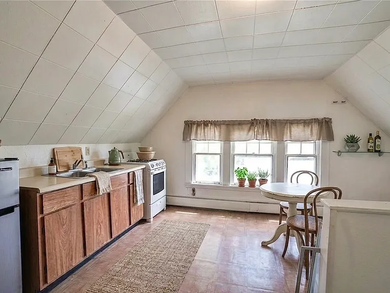 VIRTUALLY STAGED KITCHEN