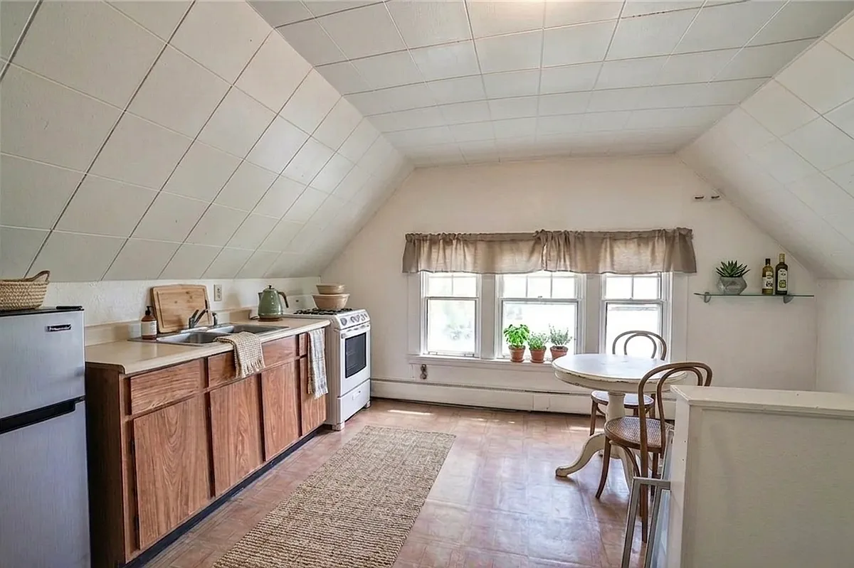 VIRTUALLY STAGED KITCHEN - 1811 Weston Ave #3